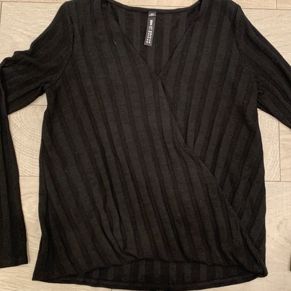 Design Lab V-Neck Long Sleeve - Picture 4 of 5